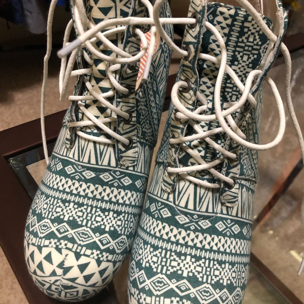 Shoes - Picture 6 of 8